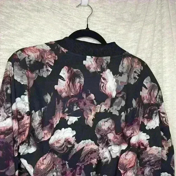 Victoria’s Secret Victoria Sport Floral Design Size Medium - Picture 13 of 15
